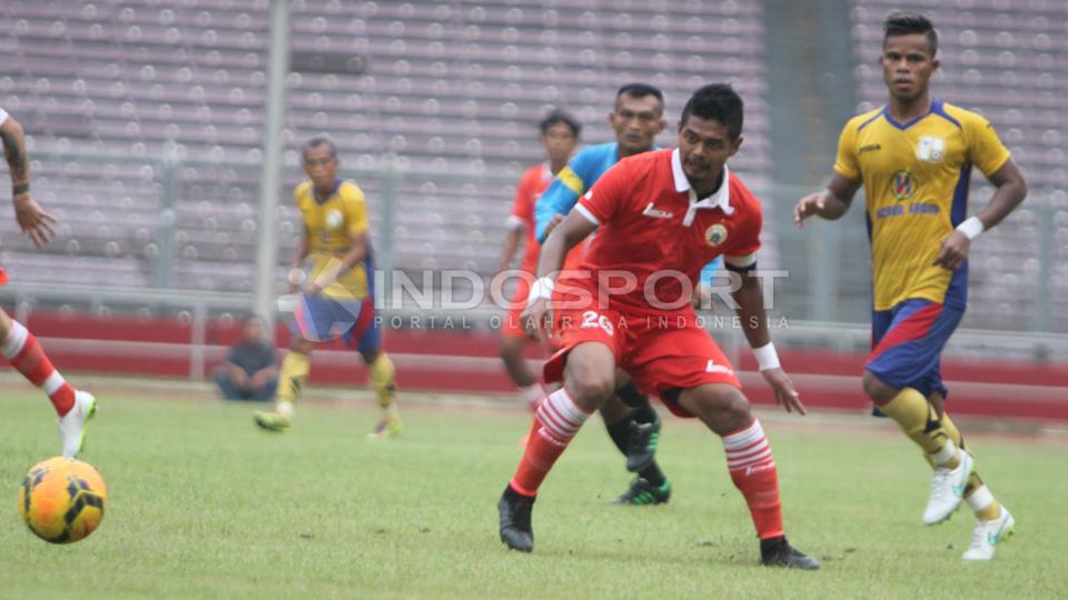 Penyerang Persija Jakarta Bambang Pamungkas (tengah) memberikan umpan kepada rekannya pada laga uji coba melawan Barito Putera di Stadion Utama Gelora Bung Karno (SUGBK) Senayan, Jakarta, Rabu (4/2/15).
